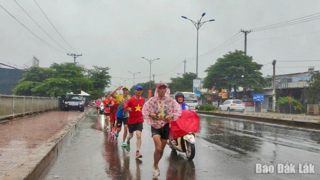 Các thành viên Dak Lak Runners đồng hành cùng Dị nhân Nguyễn Văn Long.