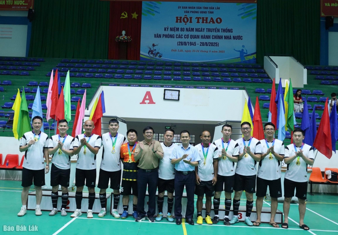 Ban tổ chức trao thưởng cho đội vô địch môn bóng đá.