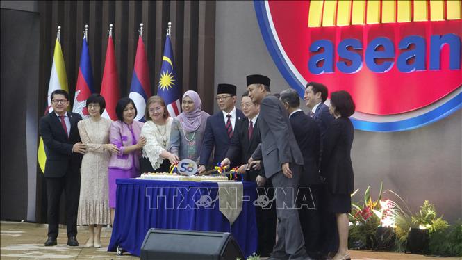 Các Đại sứ, Trưởng phái đoàn Đại diện Thường trực các nước tại ASEAN cùng Tổng Thư ký ASEAN Kao Kim Hourn và Bộ trưởng Ngoại giao Indonesia Sugiono cắt bánh lưu niệm. Ảnh: Minh Thái/TTXVN