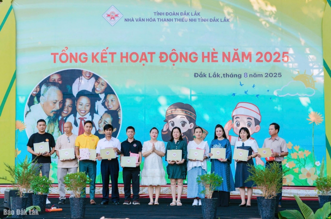 Đại diện Nhà Văn hoá Thanh thiếu nhi tỉnh trao giấy khen và quà cho 
