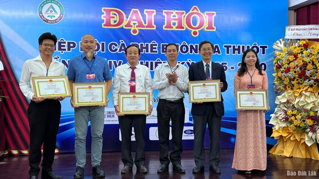 Lãnh đạo Sở Khoa học và Công nghệ trao bằng khen của UBND tỉnh tặng các cá nhân có thành tích xuất sắc, đóng góp cho sự phát triển của ngành Đắk Lắk. giai đoạn 2019-2025.