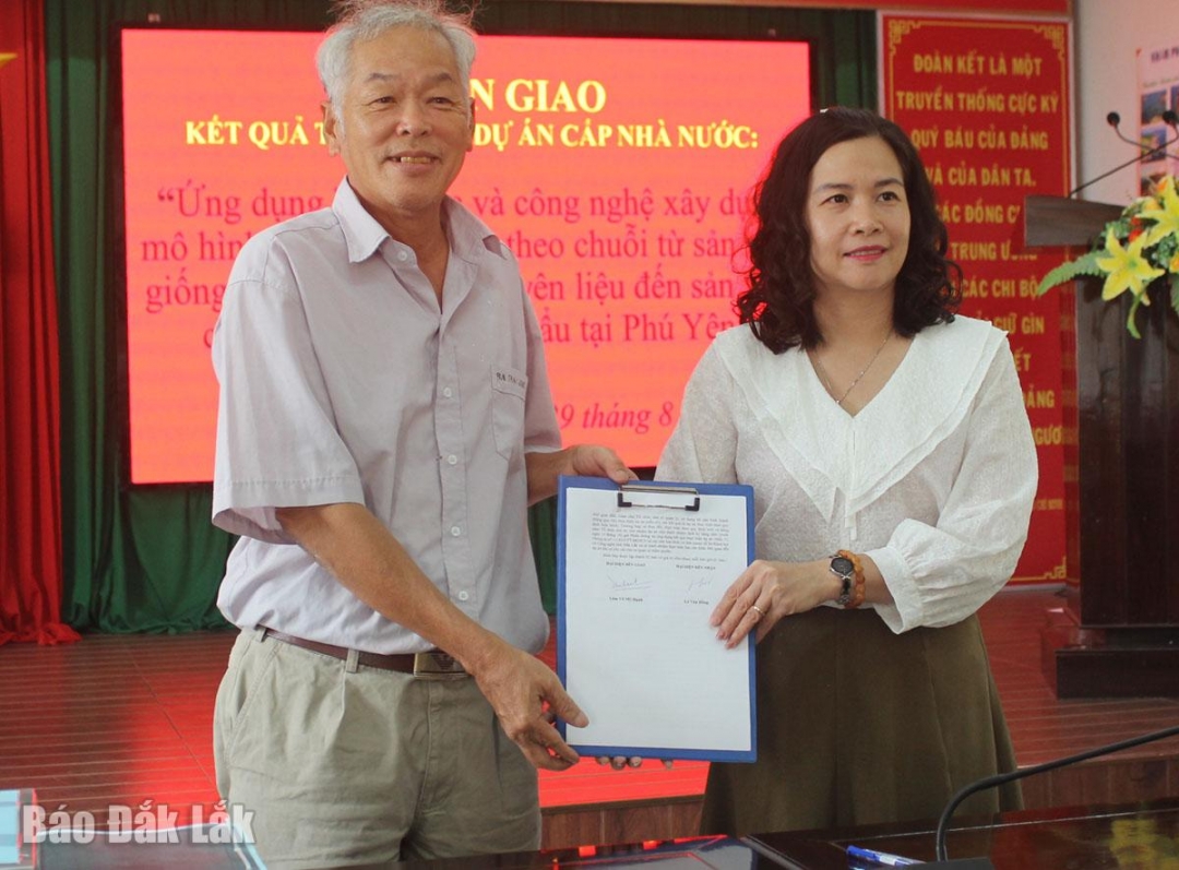Phó Giám đốc Sở Khoa học công nghệ (bìa phài) bàn giao kết quả đề tài cho dơn vị