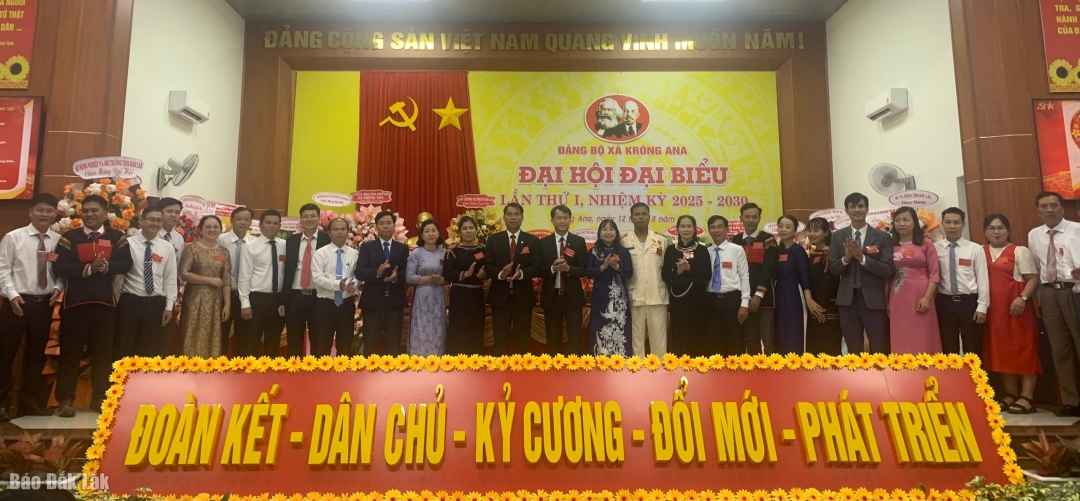 Ban chấp hành Đảng bộ xã Krông Ana ra mắt tại đại hội.
