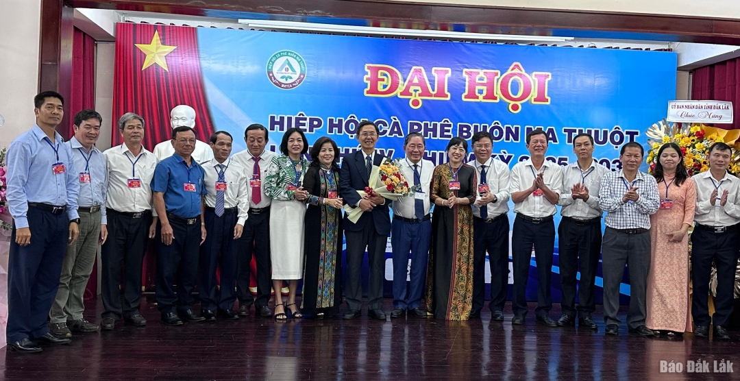 Chủ tịch Hiệp hội Cà phê – Ca Cao Việt Nam Nguyễn Nam Hải tặng hoa chúc mừng Ban chấp hành Hiệp hội Cà phê Ban Ma thuột nhiệm kỳ IV (2025-2030).