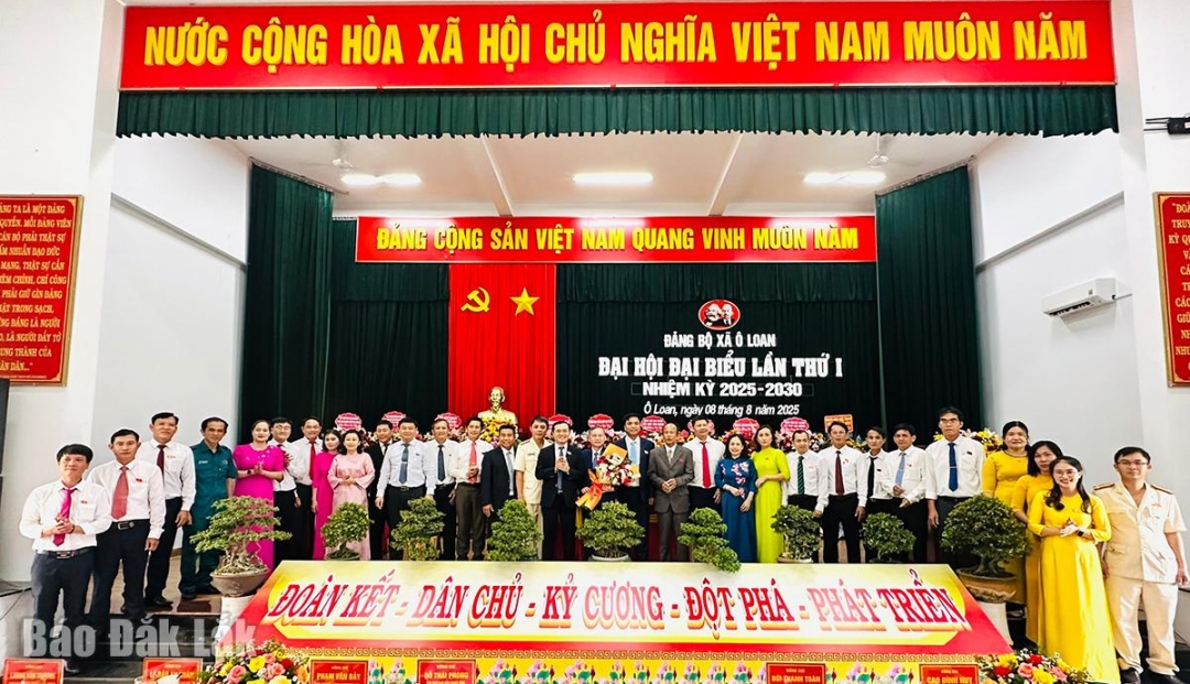 Ủy viên Ban Thường vụ Tỉnh ủy, Giám đốc Sở Khoa học và Công nghệ Bùi Thanh Toàn và các đại biểu tặng hoa chúc mừng Ban Chấp hành Đảng bộ xã Ô Loan nhiệm kỳ 2025 - 2030.  