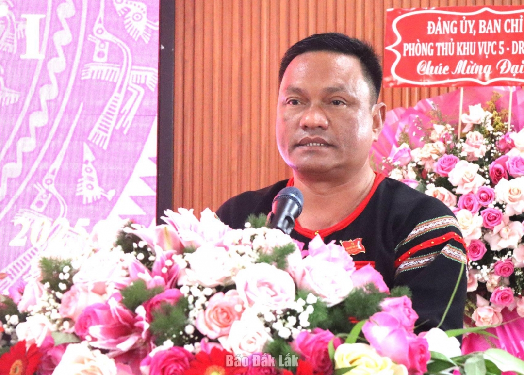 Bí thư Đảng ủy, Chủ tịch HĐND xã Đắk Phơi Nay Y Phú phát biểu khai mạc Đại hội.
