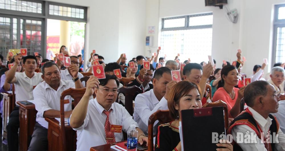 Các đại biểu biểu quyết thông qua các chỉ tiêu, nhiệm vụ nhiệm kỳ 2025- 2030.