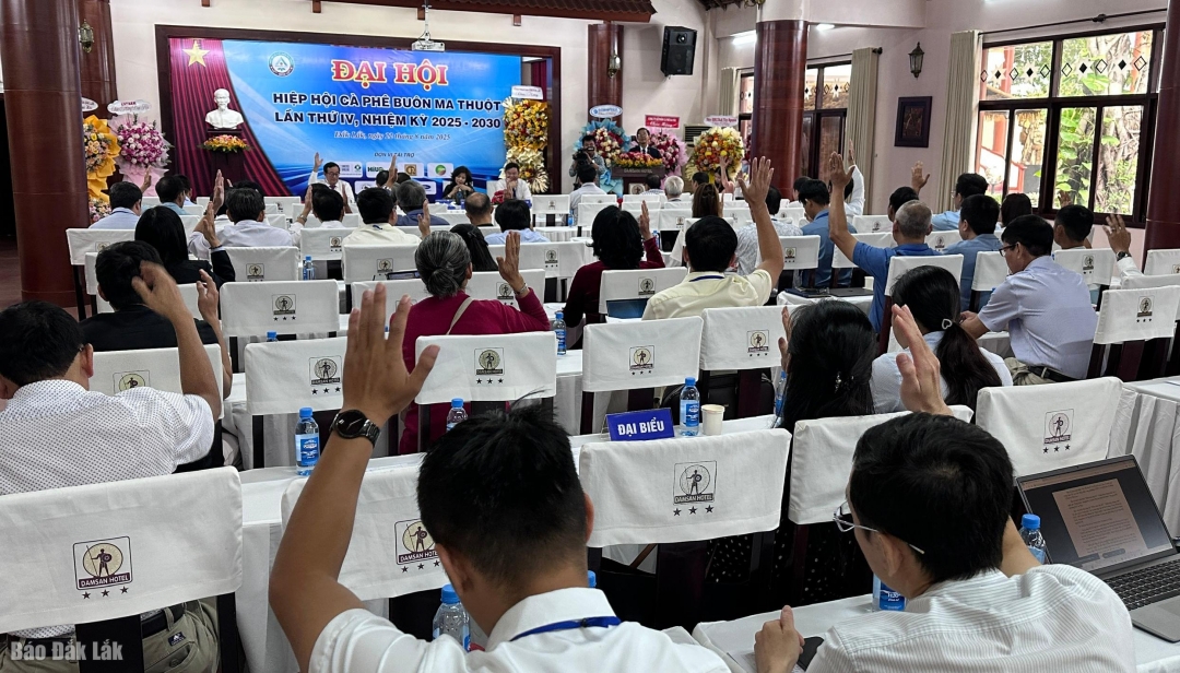Đại biểu biểu quyết thông qua Nghị quyết đại hội nhiệm kỳ IV (2025-2030).