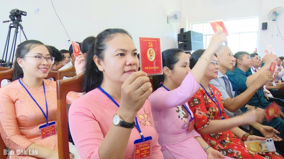 Đại biểu biểu quyết thông qua nghị quyết.