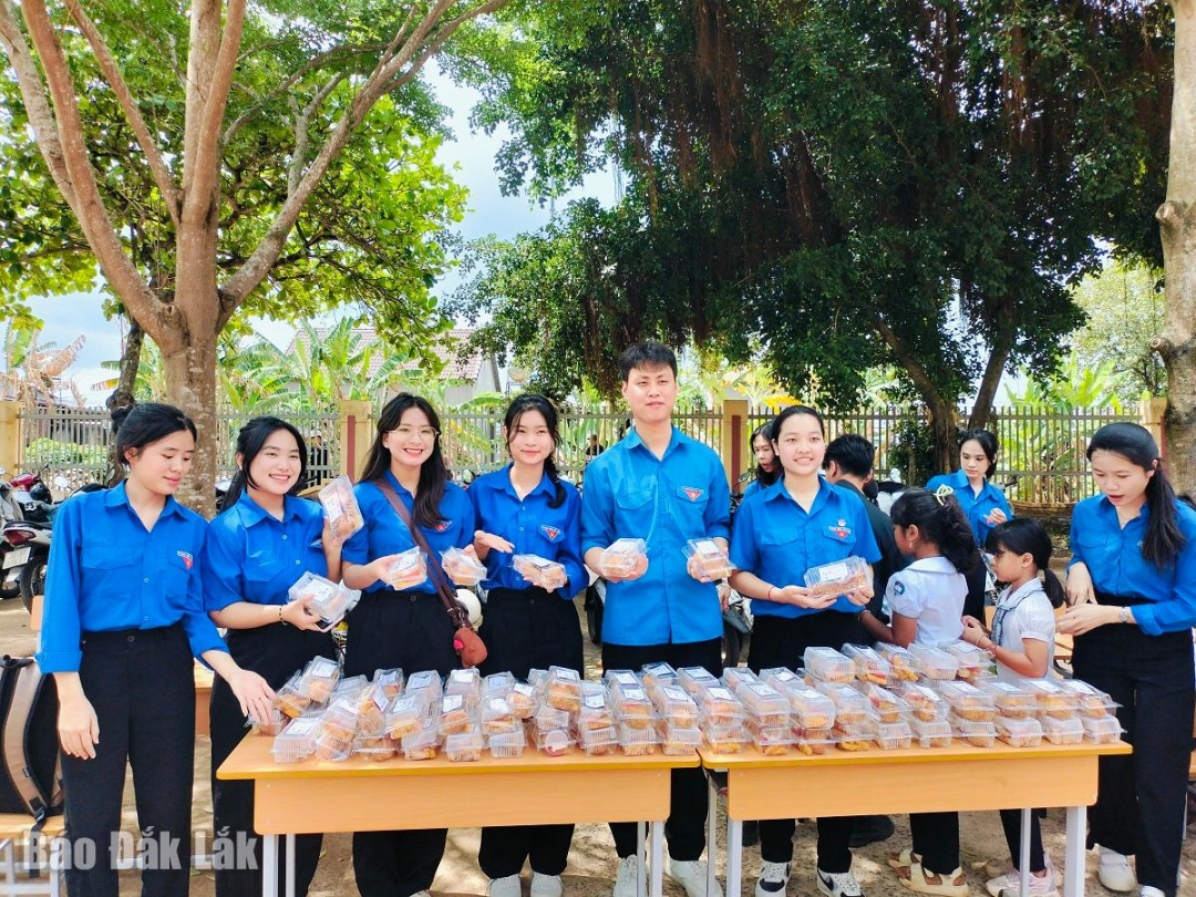 Sinh viên Trường Đại học Y dược Buôn Ma Thuột tham gia hoạt động thiện nguyện Câu lạc bộ Sinh viên 5 Tốt Trường Đại học Y Dược Buôn Ma Thuột