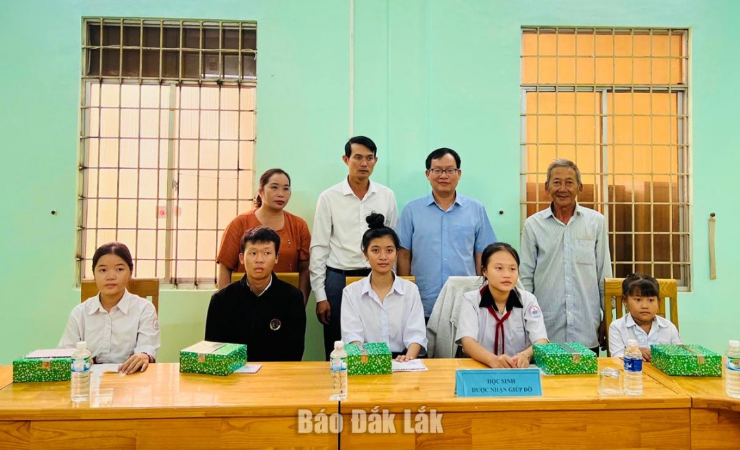 Phó Trưởng Ban Nội chính Tỉnh ủy Nguyễn Nam Thắng (người thứ hai từ phải sang) cùng lãnh đạo địa phương trao học bổng cho các em học sinh.