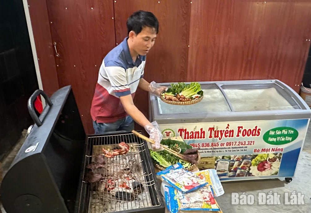 Chủ cơ sở sản xuất bò một nắng Thanh Tuyền( xã Sơn Hoà) thường xuyên livestream quảng bá sản phẩm đến người tiêu dùng qua kênh bán hàng online.