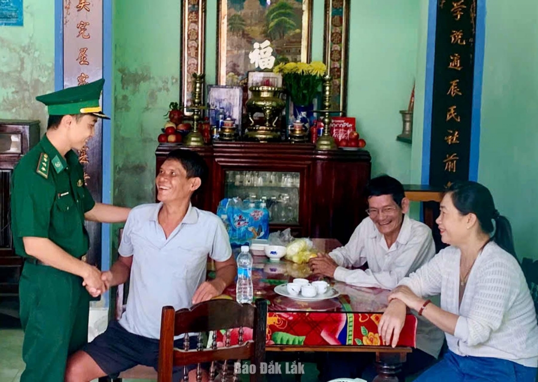Đại diện Đồn Biên phòng Xuân Đài đến thăm hỏi, động viên ngư dân Trần Ngọc Thạch và gia đình.