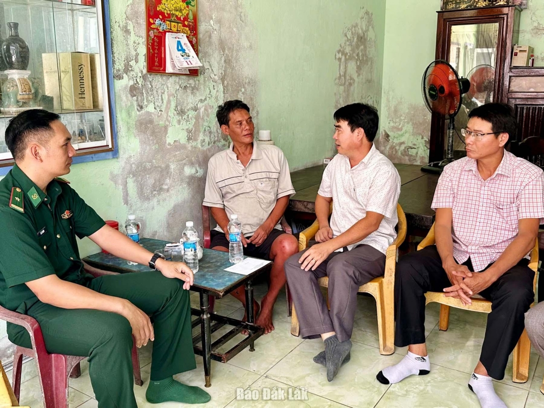 Bí thư Đảng ủy phường Xuân Đài Hồ Hồng Nam và lãnh đạo UBND phường Xuân Đài và Đồn Biên phòng Xuân Đài thăm hỏi, động viên ngư dân Trần Ngọc Thạch.