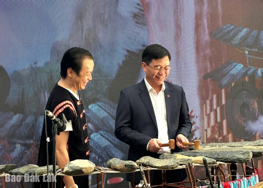 Ủy viên Ban Chấp hành Trung ương Đảng, Bí thư Tỉnh ủy Nguyễn Đình Trung trải nghiệm gõ đàn đá cùng nghệ nhân của tỉnh tham gia Triển lãm.