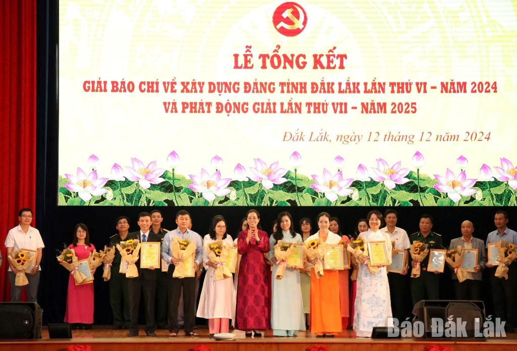 Các tác giả đạt giải A Giải Báo chí về xây dựng Đảng tỉnh Đắk Lắk lần thứ VI năm 2024.
