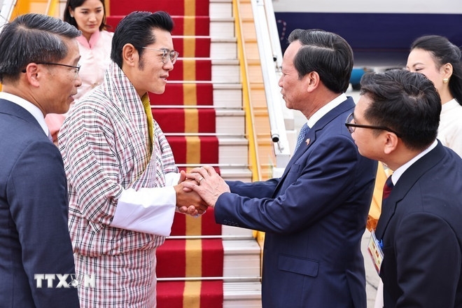Bộ trưởng Bộ Dân tộc và Tôn giáo Đào Ngọc Dung đón Quốc vương Bhutan Jigme Khesar Namgyel Wangchuck và Hoàng hậu tại sân bay Quốc tế Nội Bài. Ảnh: TTXVN