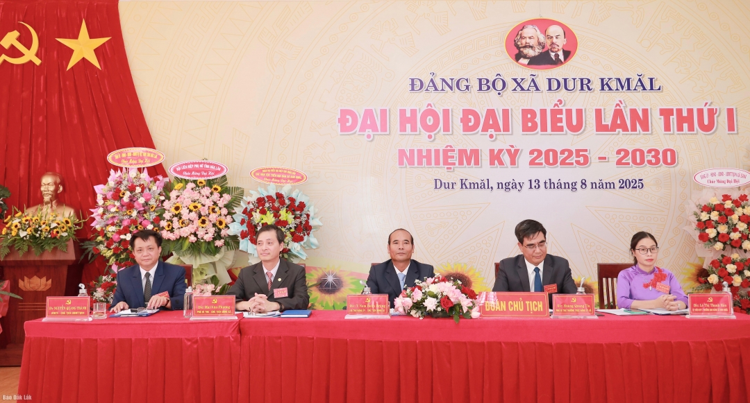 Đoàn Chủ tịch điều hành đại hội.