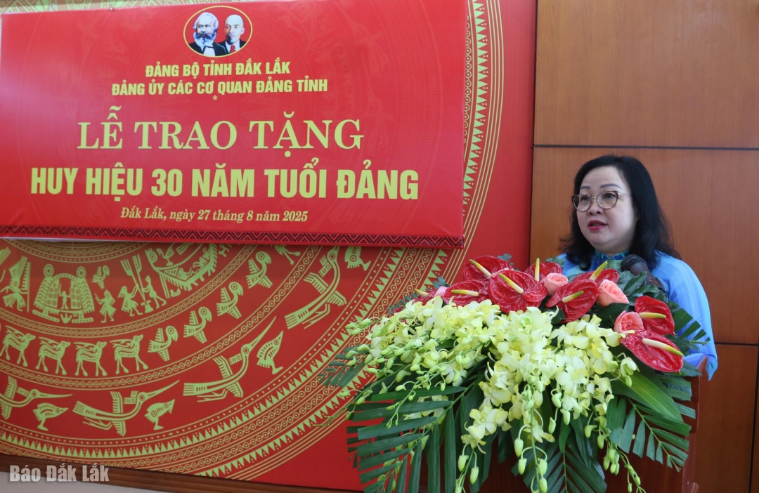 Đồng chí Cao Thị Hòa An, Phó Bí thư Thường trực Tỉnh ủy, Chủ tịch HĐND tỉnh, Bí thư Đảng ủy Các cơ quan Đảng tỉnh phát biểu chúc mừng các đồng chí được nhận Huy hiệu 30 năm tuổi Đảng.
