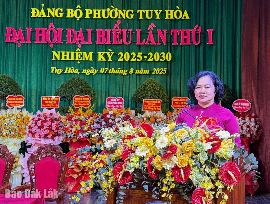 Ủy viên Ban Thường vụ Tỉnh ủy, Bí thư Đảng ủy phường Tuy Hòa phát biểu tiếp thu chỉ đạo của lãnh đạo tỉnh.