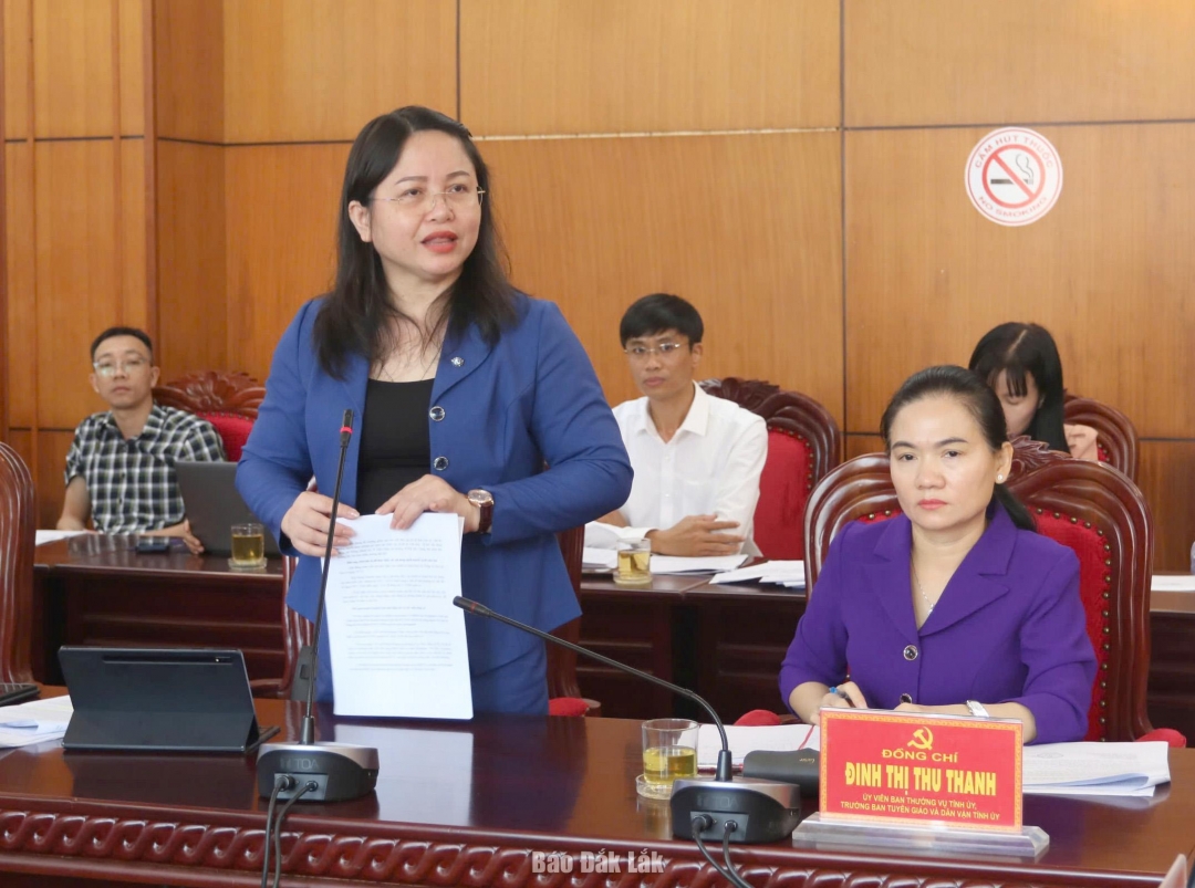 Tỉnh ủy viên, Tổng Biên tập Báo và Phát thanh, Truyền hình Đắk Lắk Đào Phạm Hoàng Quyên tham gia ý kiến tại cuộc họp.
