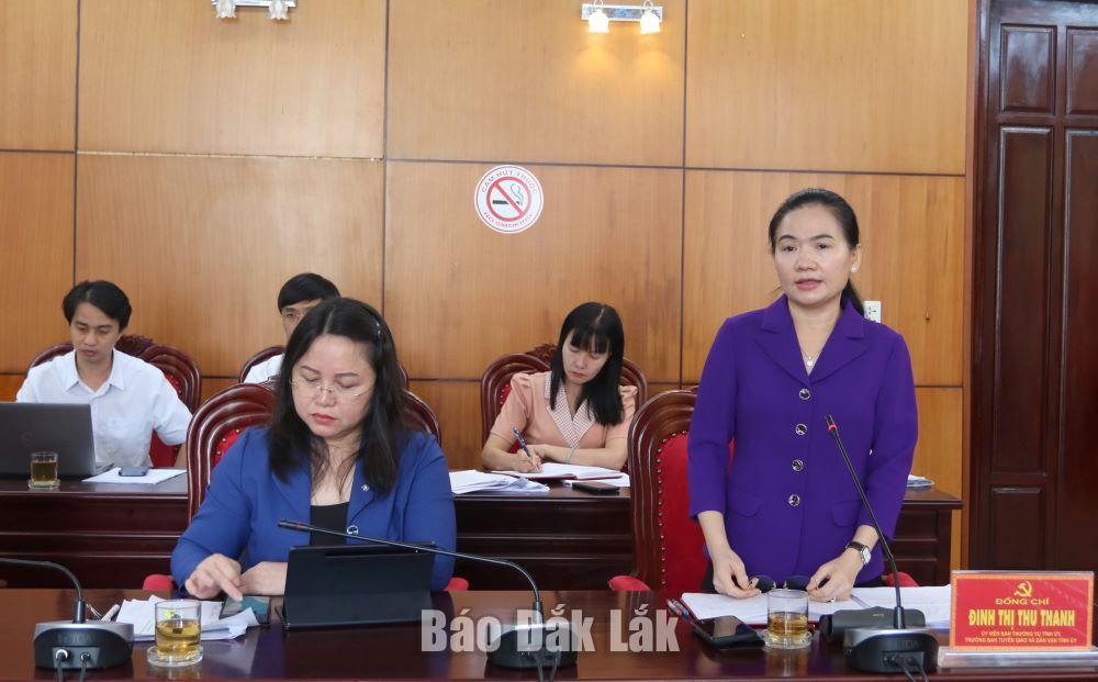 Ủy viên Ban Thường vụ Tỉnh ủy, Trưởng Ban Tuyên giáo và Dân vận Tỉnh ủy Đinh Thị Thu Thanh tham gia ý kiến tại cuộc họp.
