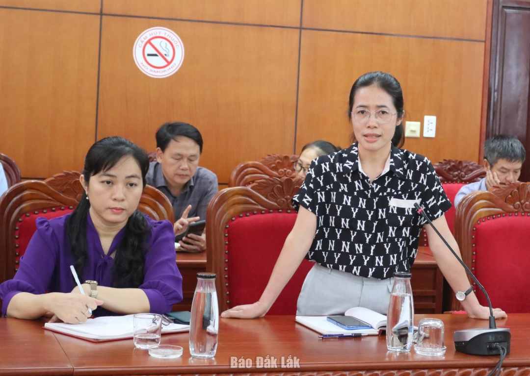 Nhà báo Đàm Thị Thuần, Phó Tổng Biên tập Báo và Phát thanh, truyền hình Đắk Lắk phát biểu tại hội nghị giao ban.