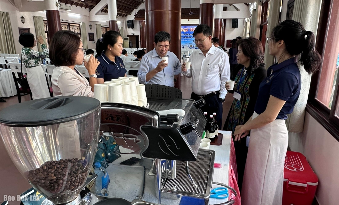 Đại biểu thưởng thức cà phê của các hội viên giới thiệu tại đại hội.