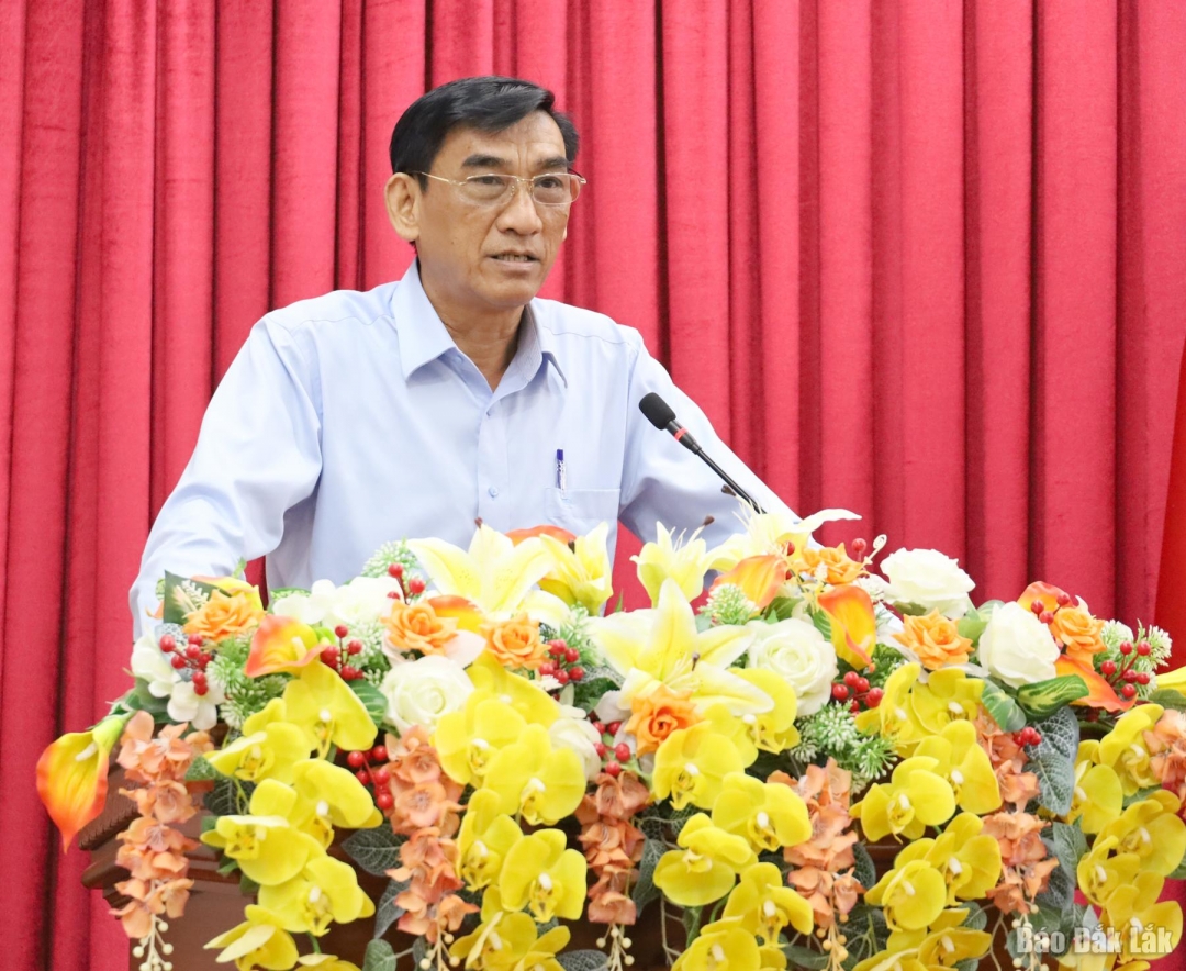 Phó Trưởng ban Tổ chức Tỉnh ủy Lê Nam Cao đại diện cho các đồng chí nghỉ hưu đợt này phát biểu tại hội nghị.