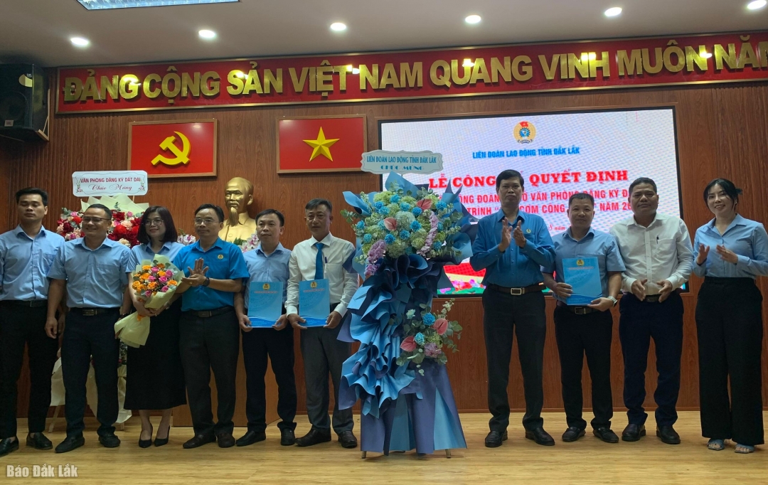 Lãnh đạo LĐLĐ tỉnh trao quyết định, tặng Hoa chúc mừng Ban chấp hành CĐCS Văn phòng Đăng ký đất đai.