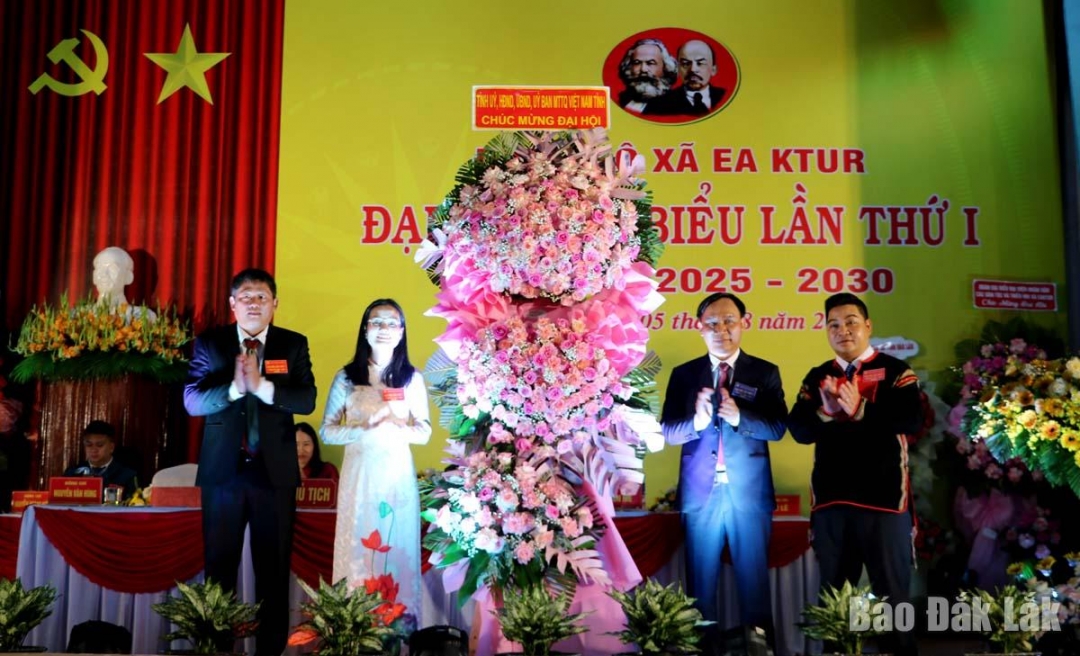 Ủy viên Ban Thường vụ Tỉnh ủy, Trưởng Ban Nội chính Tỉnh ủy Nguyễn Quốc Hoàn trao tặng hoa chúc mừng đại hội của Tỉnh ủy, HĐND, UBND, UBMT tỉnh cho lãnh đạo xã Ea Ktur.