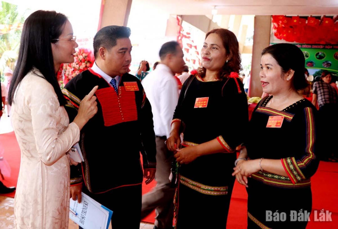 Lãnh đạo xã Ea Ktur trao đổi đại biểu bên lề đại hội.