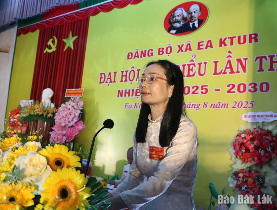 Bí thư Đảng ủy, Chủ tịch HĐND xã Ea Ktur Nguyễn Thị Thúy Liễu phát biểu tại đại hội.