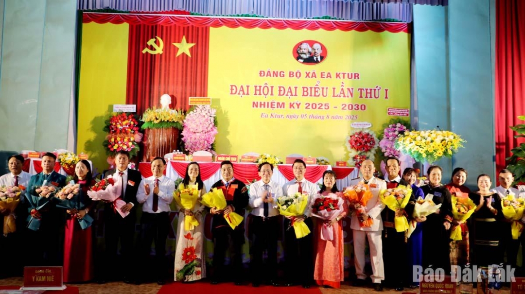 Các đồng chí lãnh đạo tặng hoa chúc mừng Ban chấp hành Đảng bộ xã Ea Ktur nhiệm kỳ 2025 - 2030.