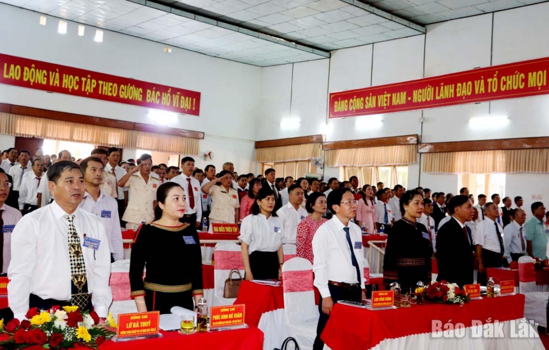 Các đại biểu thực hiện nghi thức chào cờ tại đại hội.