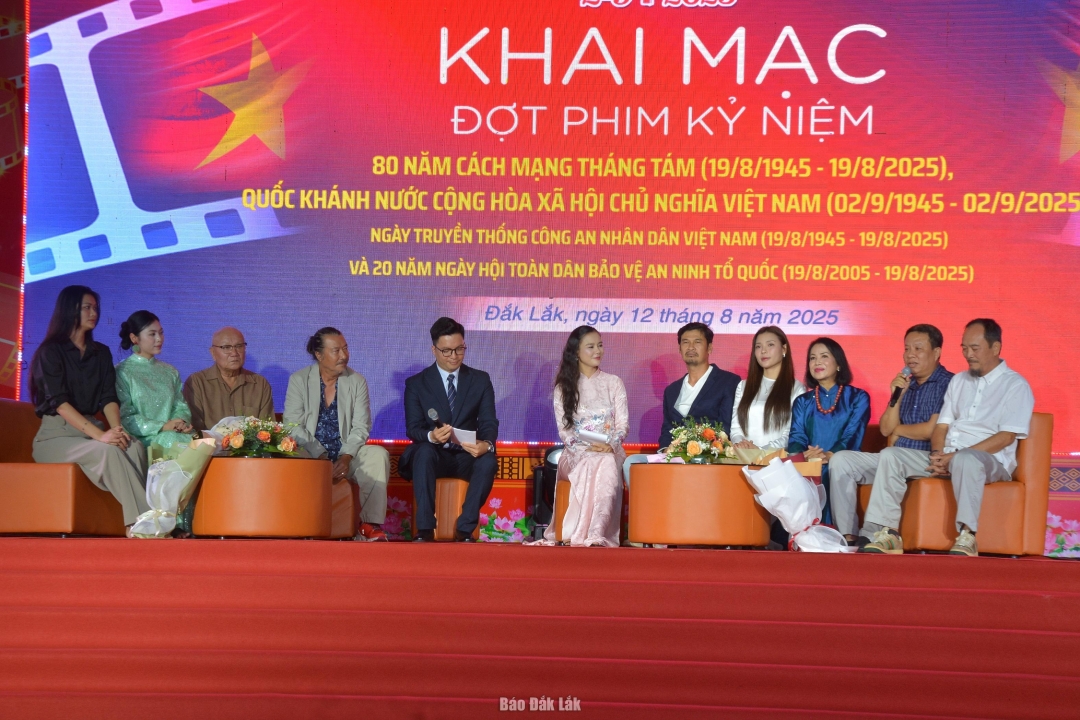 Nghệ sĩ, diễn viên bộ phim Bà già đi bụi, Ký ức Nam Xuân giao lưu với khán giả tại  đêm khai mạc.
