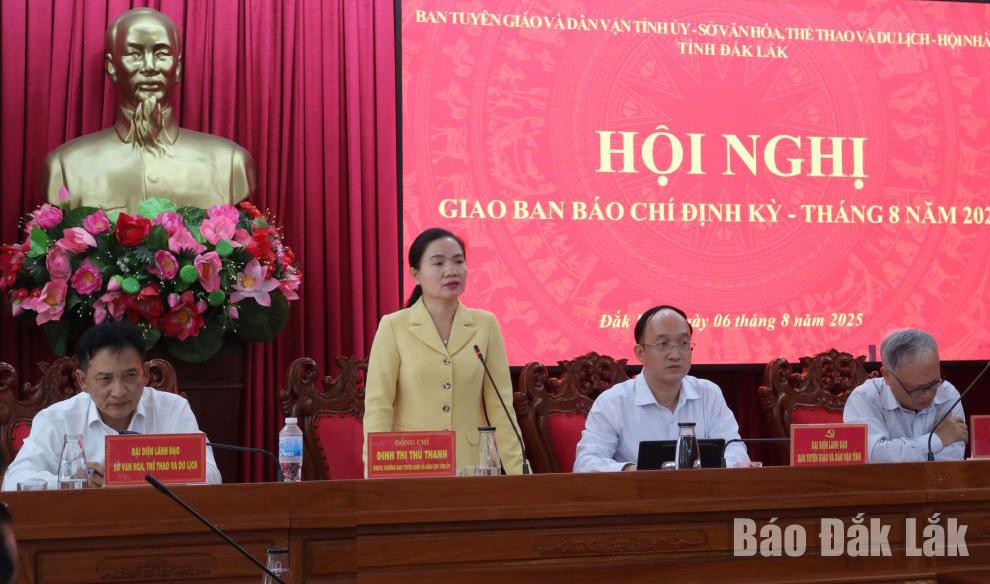 Các đồng chí chủ trì hội nghị.