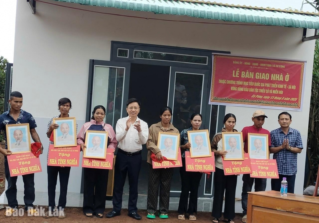 Đại diện lãnh đạo địa phương trao nhà cho các gia đình được hỗ trợ xây nhà theo chương trinh