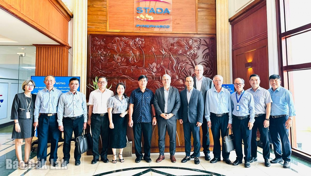 Phó Chủ tịch UBND tỉnh Đắk Lắk Nguyễn Thiên Văn cùng đoàn công tác chụp ảnh lưu niệm với lãnh đạo và cán bộ STADA Pymepharco.