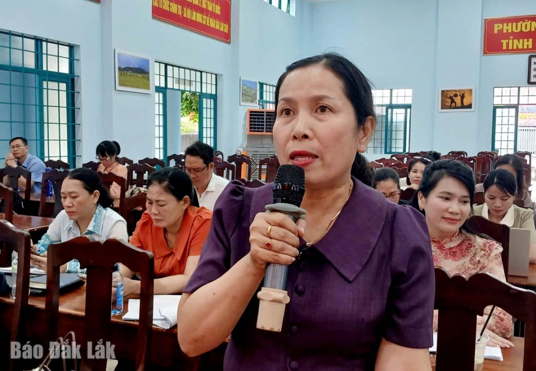 Cô Huỳnh Bích Hà, Hiệu trưởng Trường tiểu học Phan Đăng Lưu, phường Ea Kao phát biểu tại hội nghị