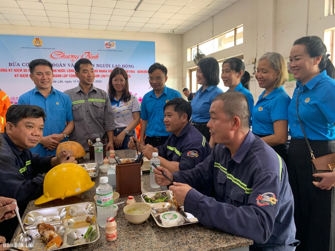 Các đồng chí lãnh đạo LĐLĐ tỉnh cùng Công đoàn cơ sở theo dõi bữa ăn của đoàn viên người lao động công ty.