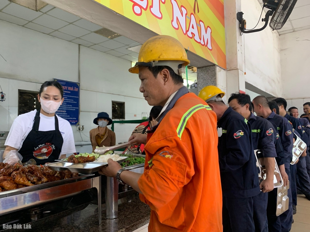 Công nhân, người lao động tham gia Bữa cơm công đoàn
