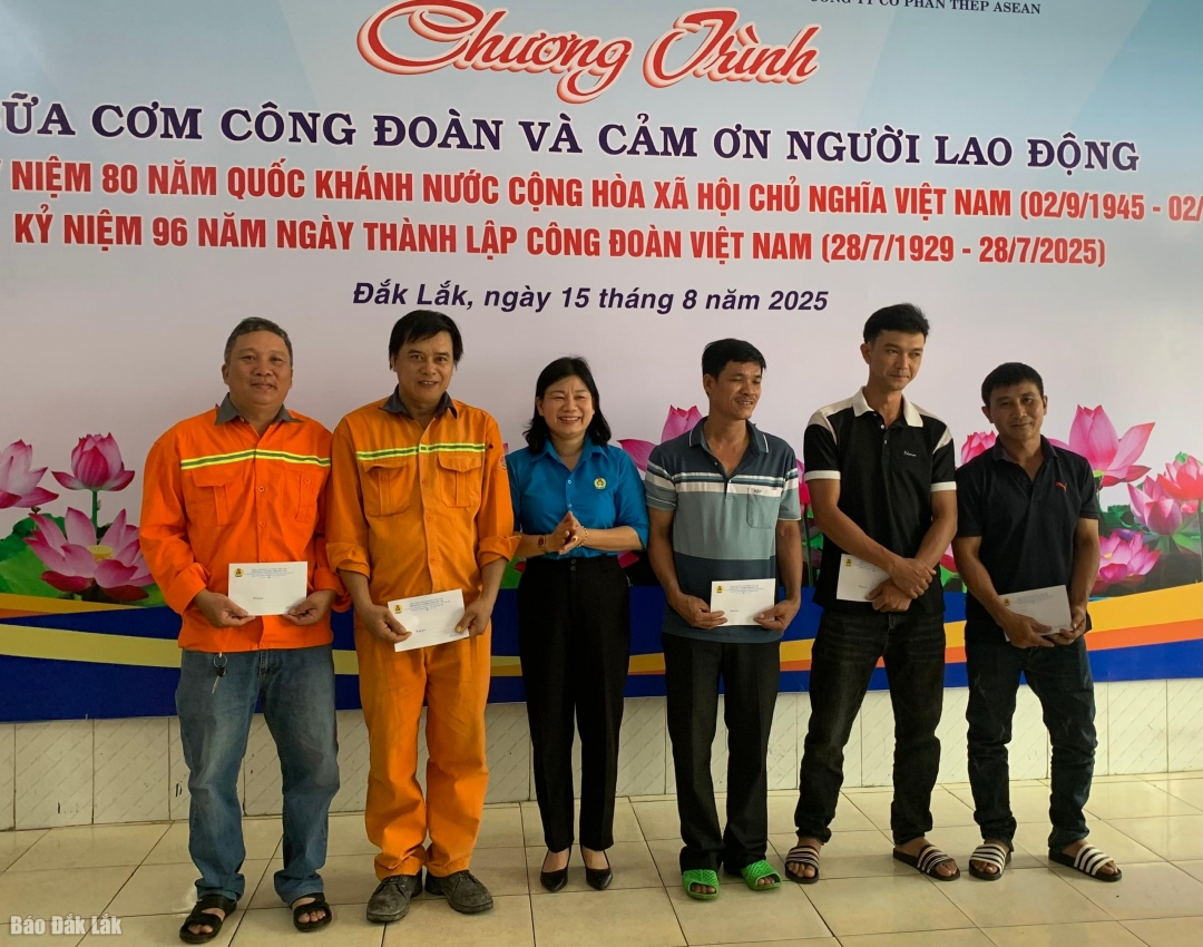 Phó Chủ tịch LĐLĐ tỉnh Lê Thị Ngọc Hoa tặng quà cho 5 đoàn viên có hoàn cảnh khó khăn.