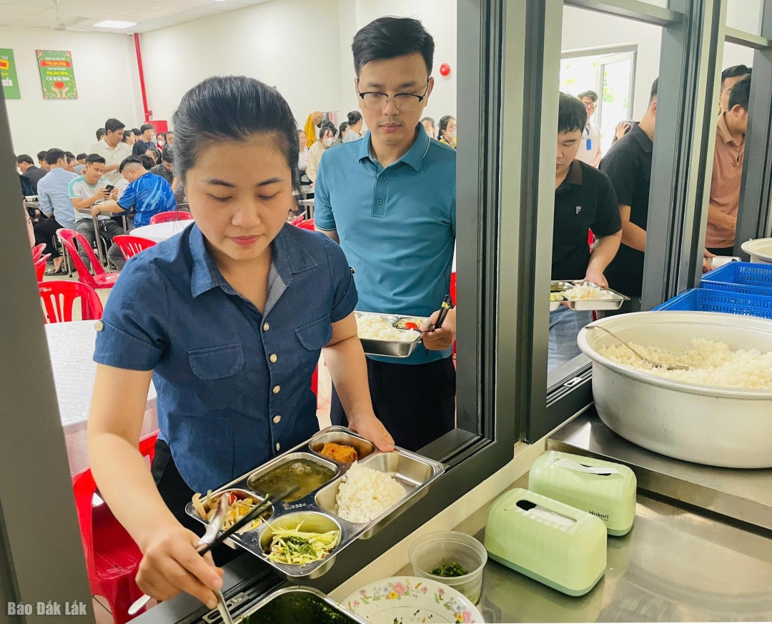 Đoàn viên, người lao động của Công ty Cổ phần Asta Healthcare USA tham gia “Bữa cơm công đoàn”.