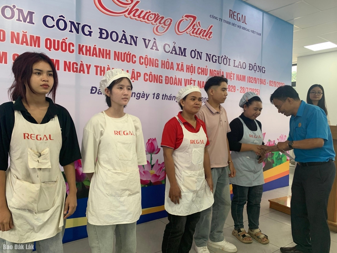 Phó Chủ tịch LĐLĐ tỉnh Nguyễn Phú Lập tặng quà cho 5 đoàn viên, người lao động có hoàn cảnh khó khăn.