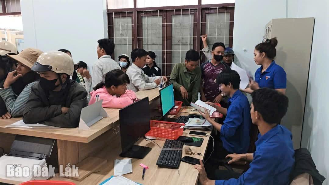 Đội hình thanh niên tình nguyện xung kích tham gia hỗ trợ người dân giải quyết thủ tục hành chính tại Trung tâm Phục vụ hành chính công xã Cư Pui.