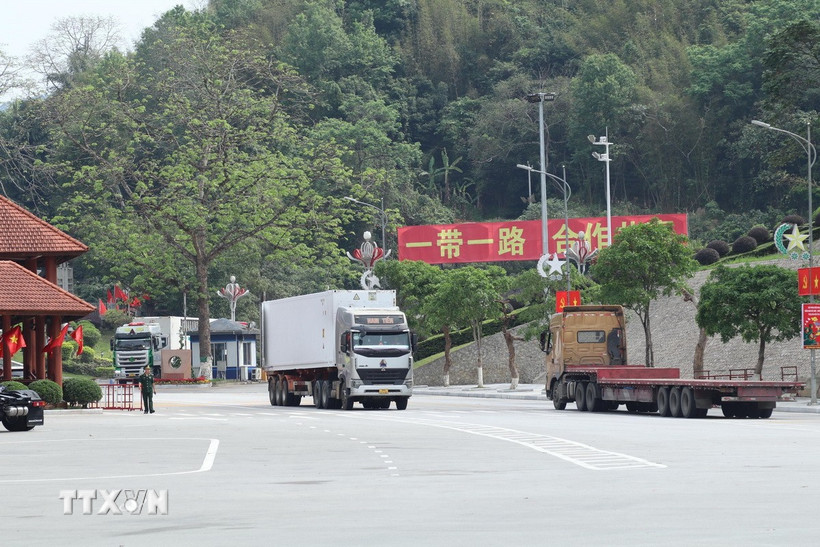 Phương tiện xuất nhập khẩu hàng hóa thông quan qua Cửa khẩu quốc tế Hữu Nghị (Lạng Sơn). Ảnh: Quang Duy/TTXVN