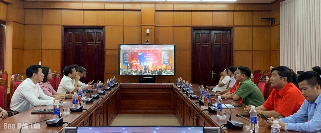 Các đại biểu tham dự lễ phát động chương trình tại điểm cầu tỉnh. 