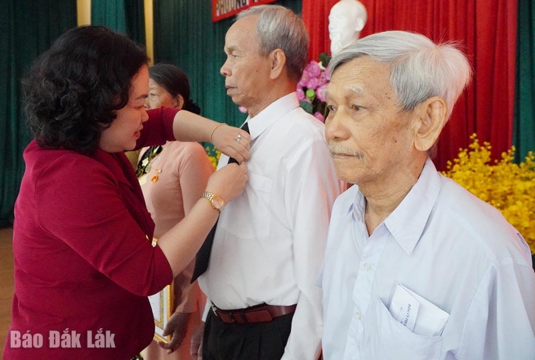 Bí thư Đảng ủy phường gắn huy hiệu đảng cho các đảng viên.