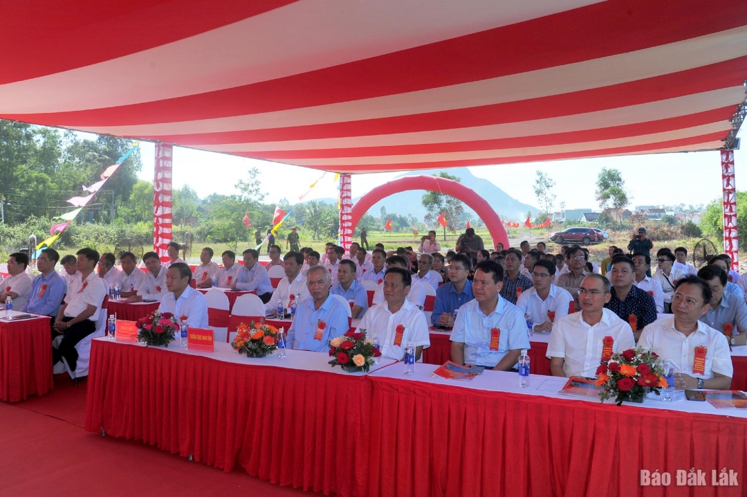 Các đại biểu tham dự lễ động thổ dự án Khu tái định cư phục vụ dự án đường sắt tốc độ cao trên trục Bắc - Nam đoạn qua phường Bình Kiến.